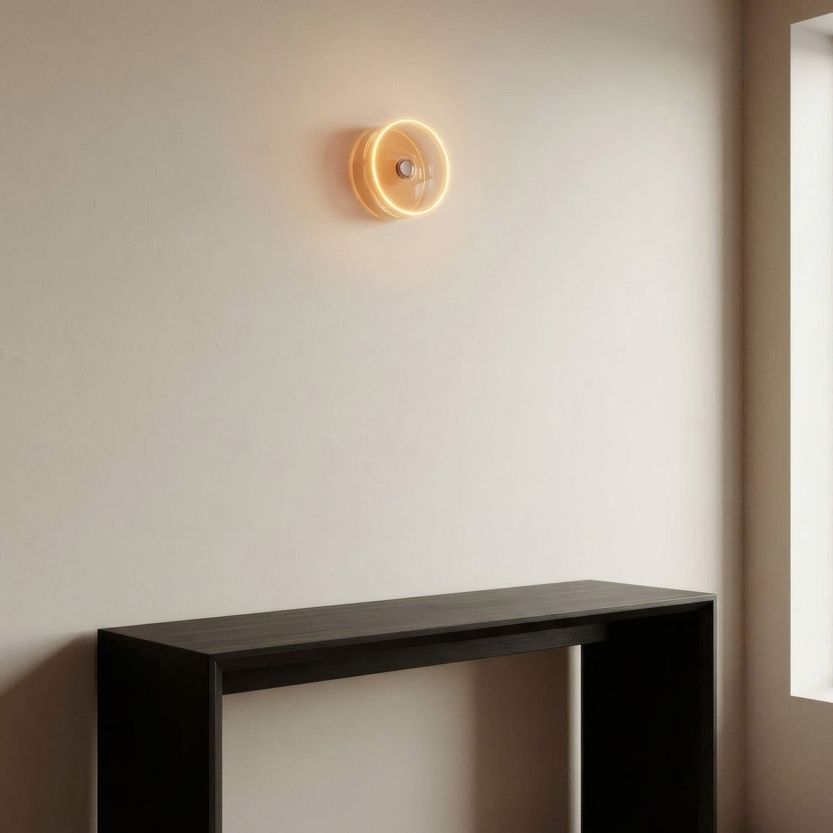 Lâmpada LED donut E27 em vidro fumado, Ø 195 mm, acesa como aplique numa sala de estar sóbria