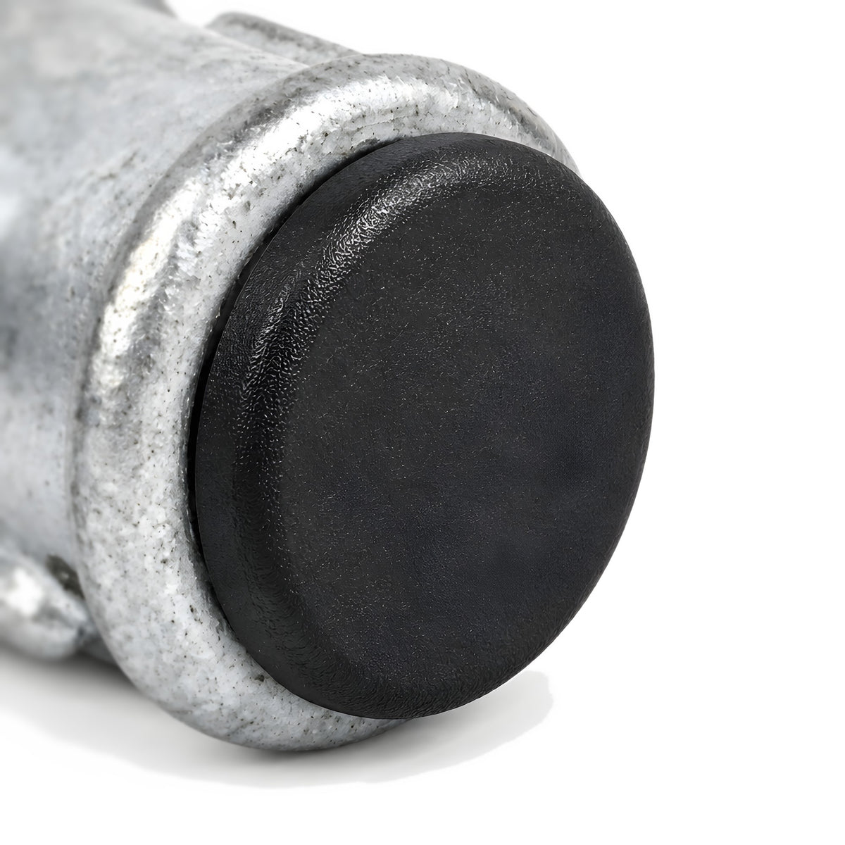 Tampão de plástico preto a fechar a abertura de uma luva em ferro fundido galvanizado