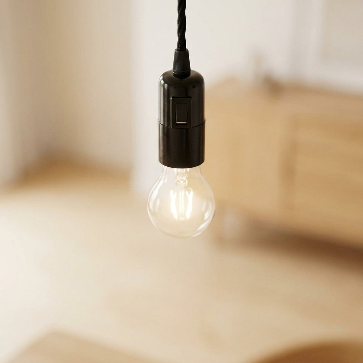 Casquilho E27 em baquelite com interruptor — Preto