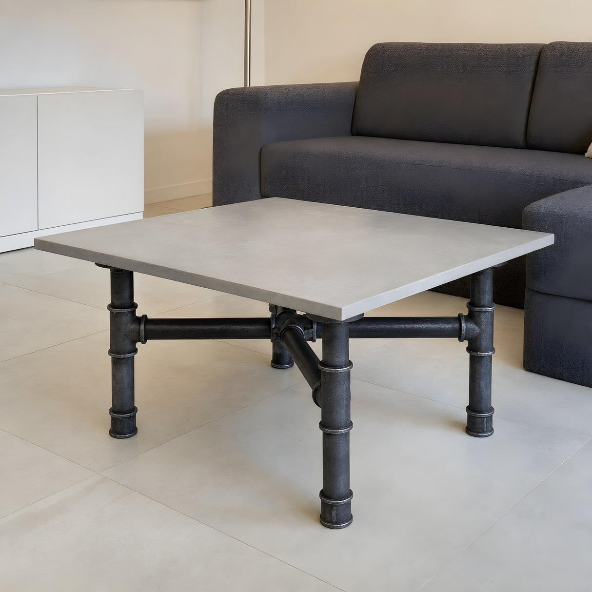 Base de mesa de centro, ferro fundido e aço envernizado, cruz Ø 42 mm, em ambiente sob um tampo em betão claro polido