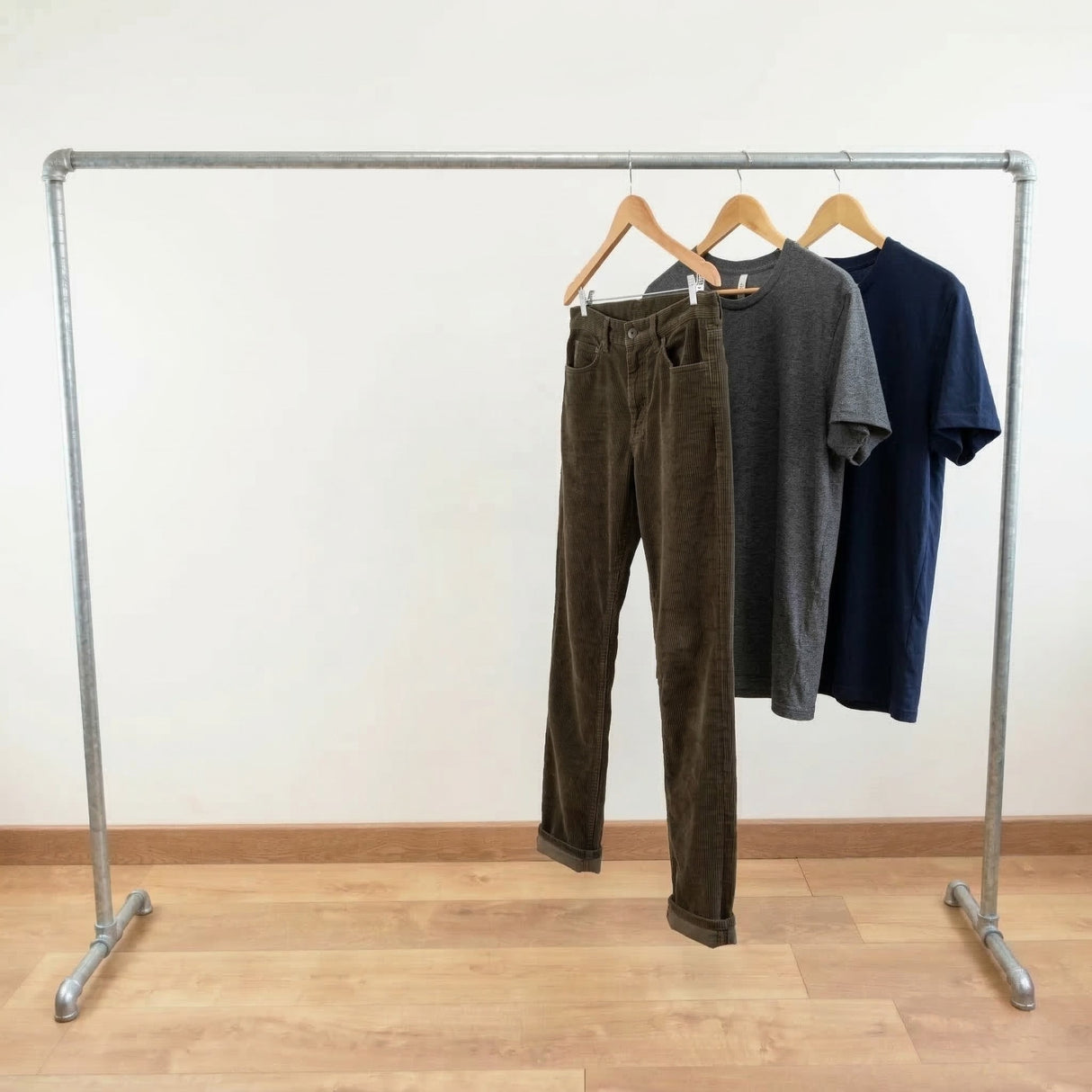 Suporte para cabides galvanizado carregado de roupas em cabides