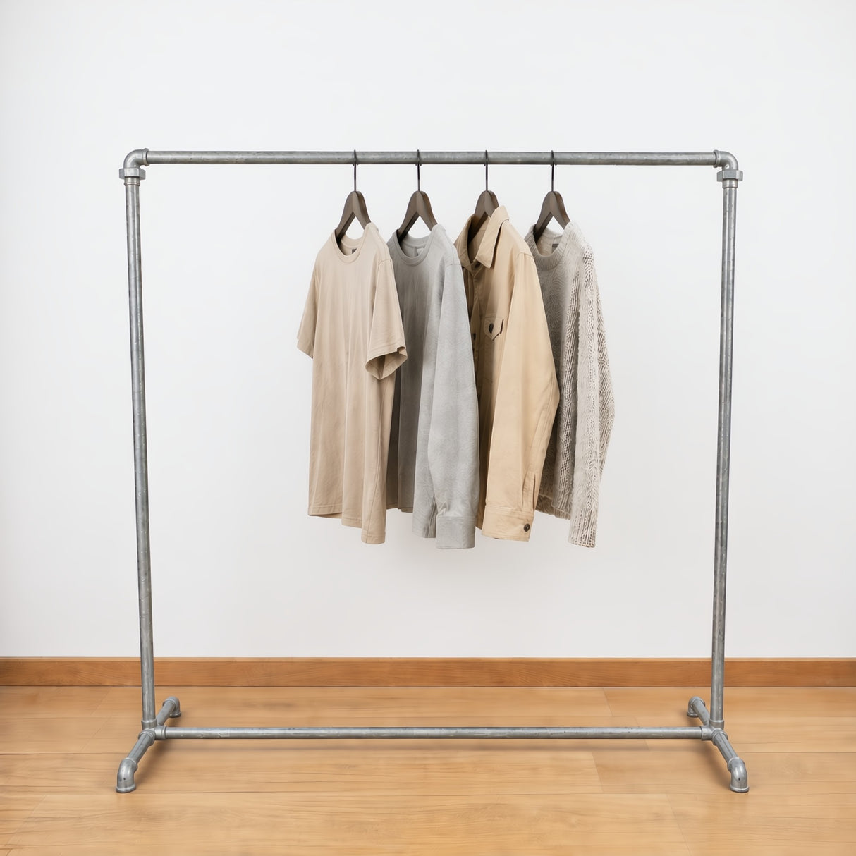 Suporte para cabides industrial galvanizado carregado de roupas em cabides