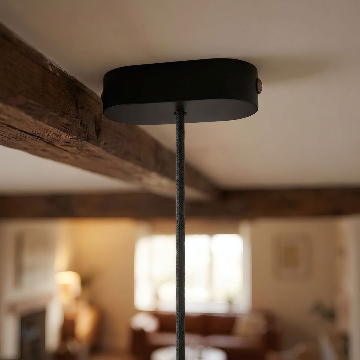 Florão oval em madeira, 120 × 51 mm — Preto