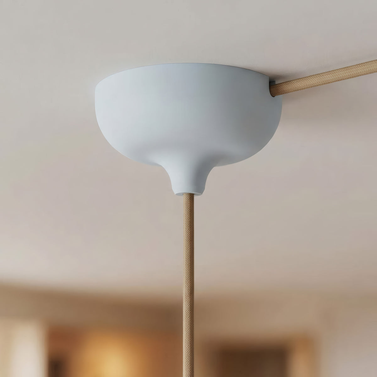Florão em silicone Ø 88 mm, furo central e saída lateral — Azul céu