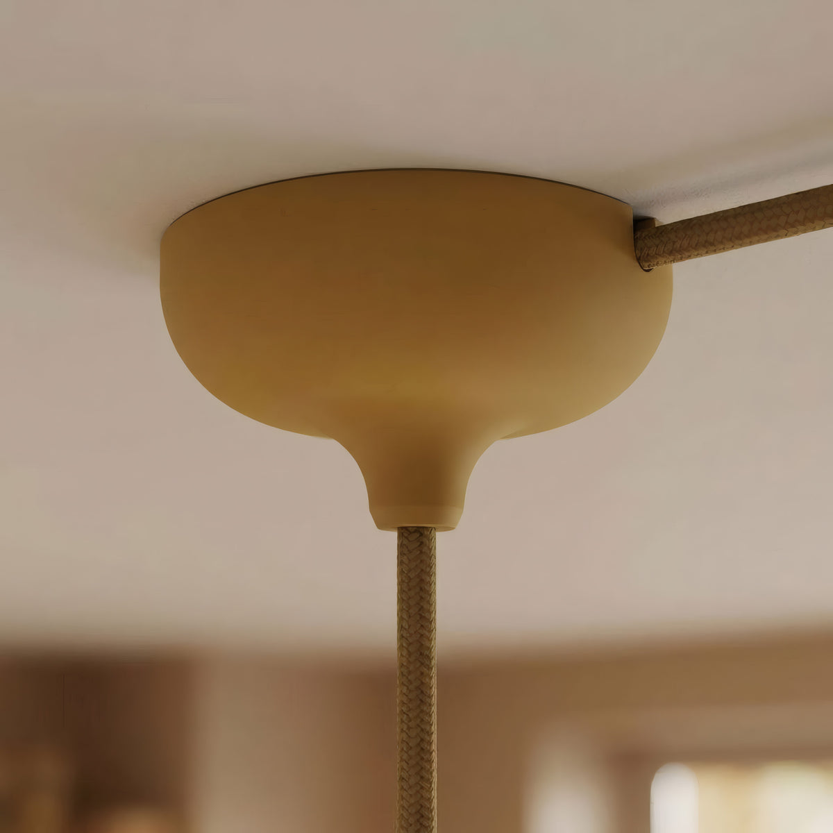 Florão em silicone Ø 88 mm, furo central e saída lateral — Mostarda