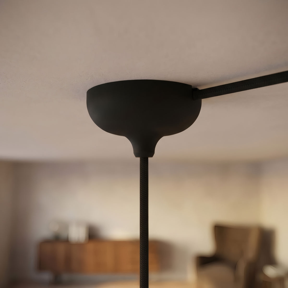 Florão em silicone Ø 88 mm, furo central e saída lateral — Preto