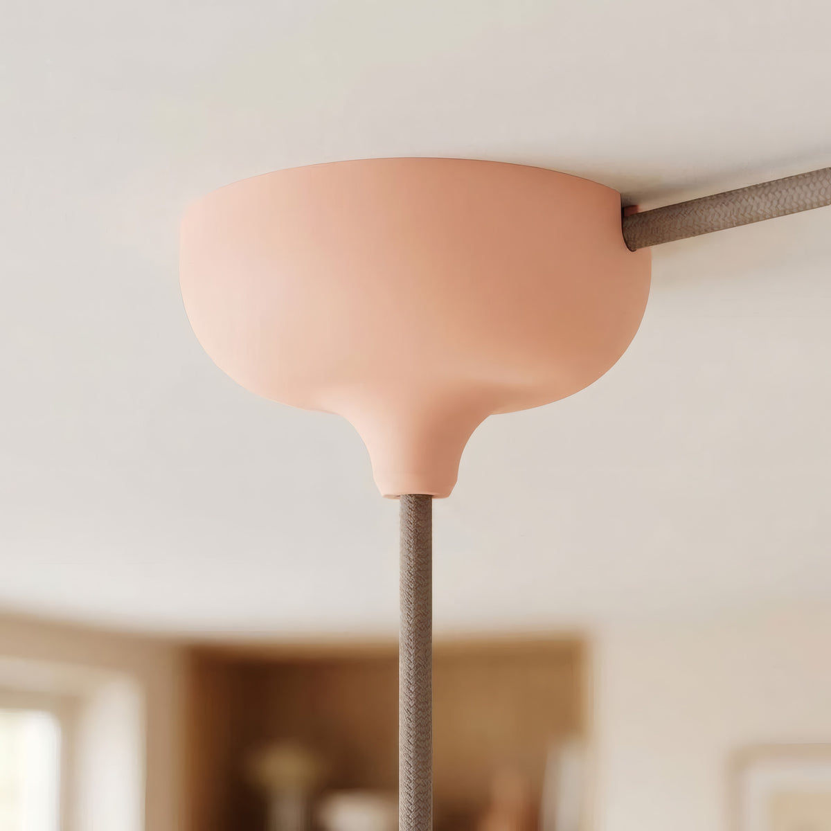 Florão em silicone Ø 88 mm, furo central e saída lateral — Salmão