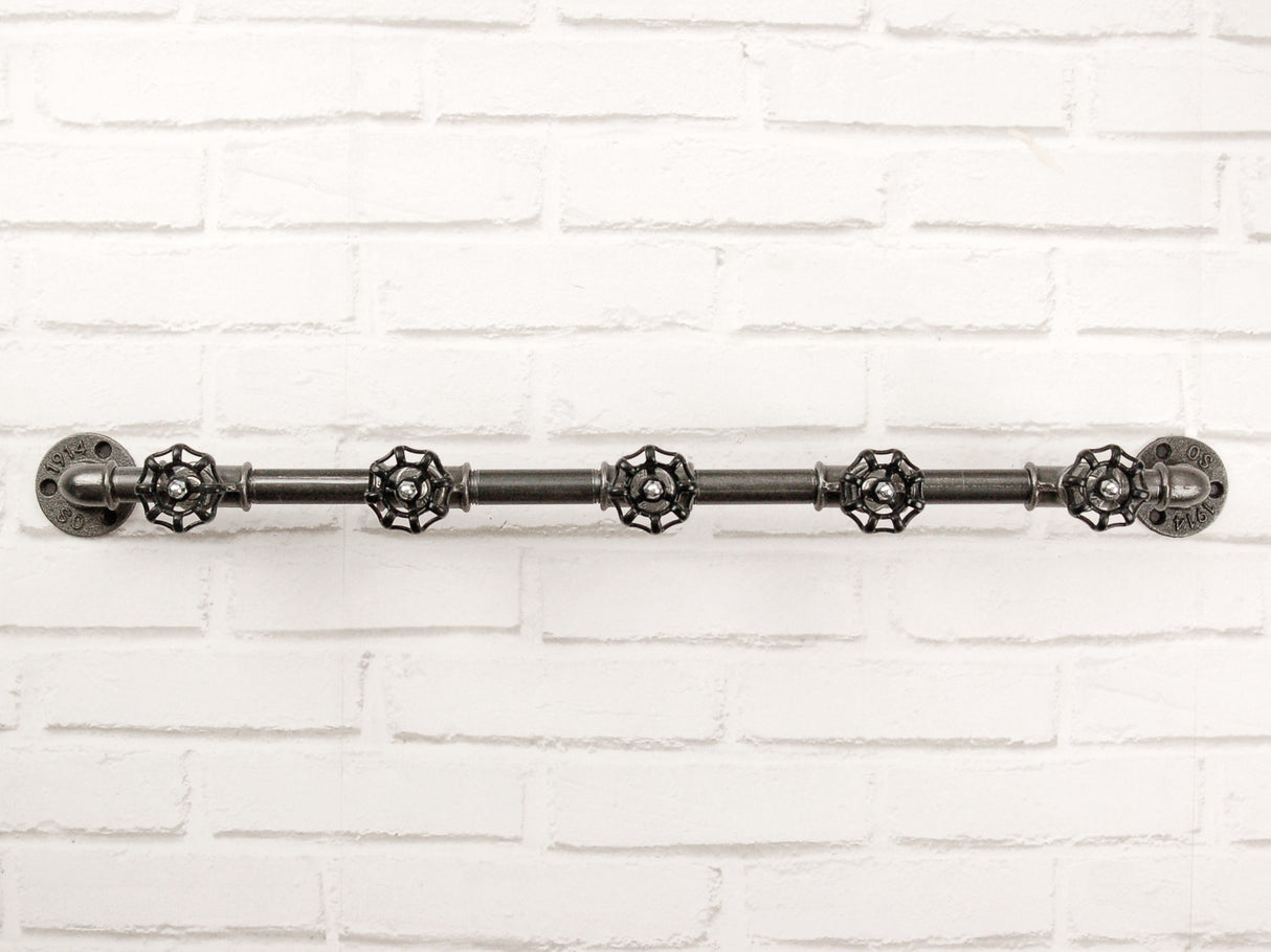 patère murale en fonte avec 5 volants noirs style loft industriel