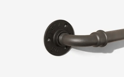 Parafuso preto a ser aparafusado através da flange