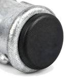 Tampão de plástico preto a fechar a abertura de uma luva em ferro fundido galvanizado