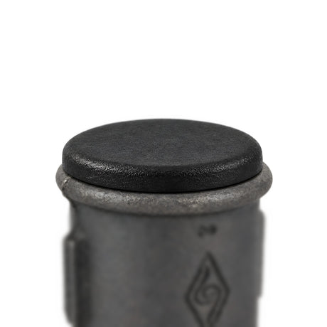 Tampão de plástico preto a fechar uma luva em ferro fundido preto Eco