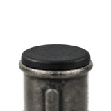 Tampão de plástico preto colocado numa luva em ferro fundido preto Premium, cabeça plana apoiada na borda