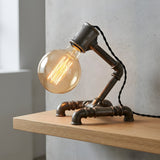 Lampe Hiroba industrielle en ambiance loft sur une étagère en bois