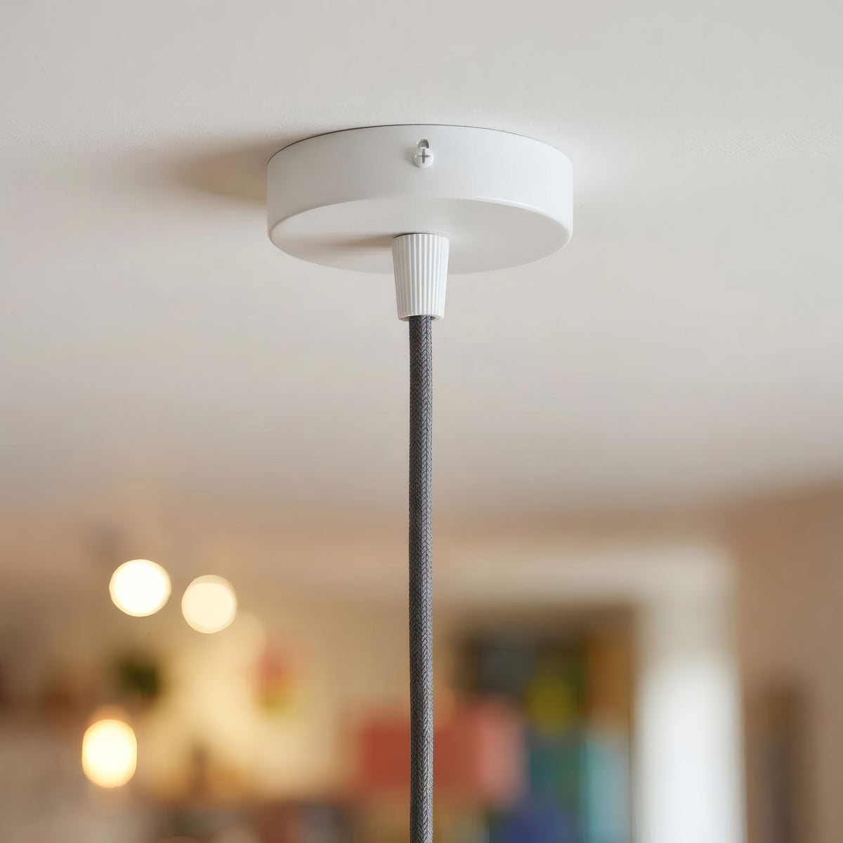 Mini florão cilíndrico em metal, Ø 83 mm — 1 furo central / Cónico em termoplástico / Branco mate