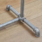 Detalhe do pé reforçado do suporte para cabides industrial galvanizado