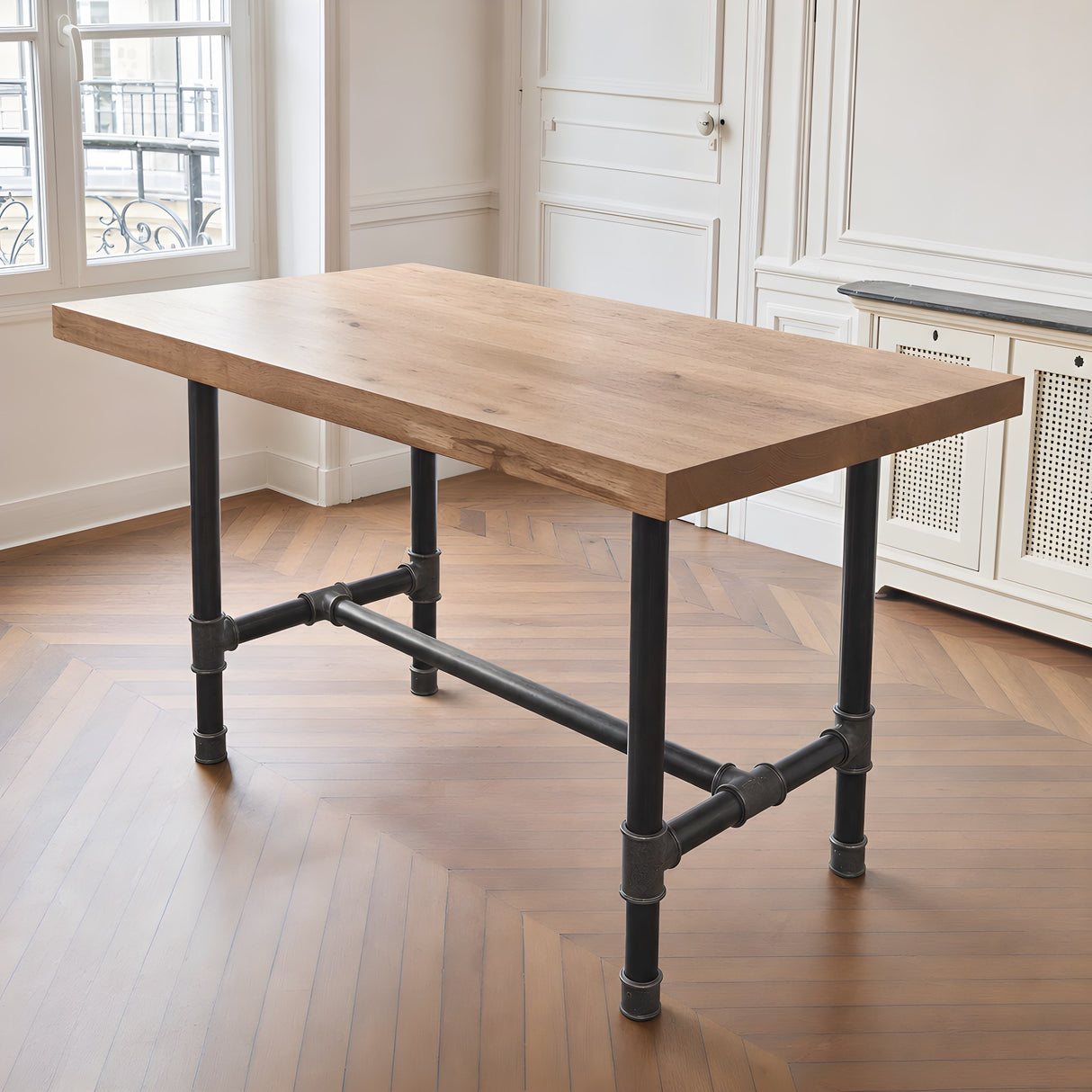 Base de mesa de jantar, ferro fundido e aço envernizado, em H Ø 42 mm, em ambiente sob um tampo espesso em carvalho maciço