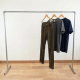 Suporte para cabides galvanizado carregado de roupas em cabides