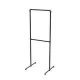 Portant à vêtements autoportant double niveau en tuyaux de plomberie noirs Ø 27 mm — largeur 60 cm, hauteur 176 cm, vue de trois quarts sur fond blanc
