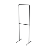 Portant à vêtements autoportant double niveau en tuyaux de plomberie noirs Ø 27 mm — largeur 60 cm, hauteur 216 cm, vue de trois quarts sur fond blanc
