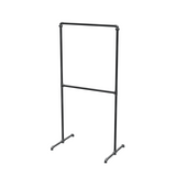 Portant à vêtements autoportant double niveau en tuyaux de plomberie noirs Ø 27 mm — largeur 80 cm, hauteur 176 cm, vue de trois quarts sur fond blanc