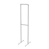 Portant à vêtements autoportant double niveau en tuyaux de plomberie galvanisés Ø 27 mm — largeur 48 cm, hauteur 216 cm, vue de trois quarts sur fond blanc