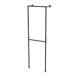 Portant de penderie sol-mur à deux barres en tuyaux de plomberie noirs Ø 27 mm — largeur 60 cm, vue de trois quarts sur fond blanc