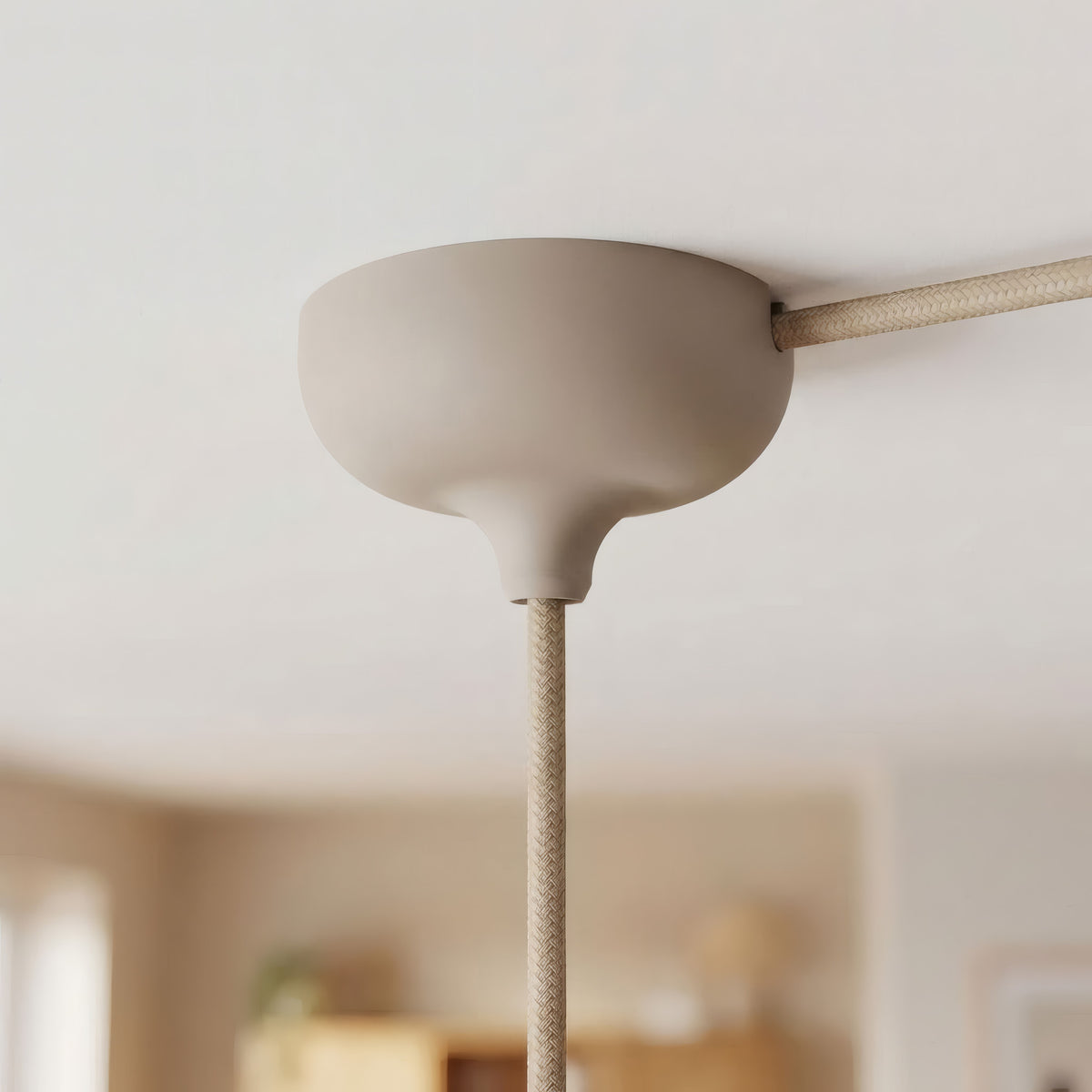 Florão em silicone Ø 88 mm, furo central e saída lateral — Castanho deserto