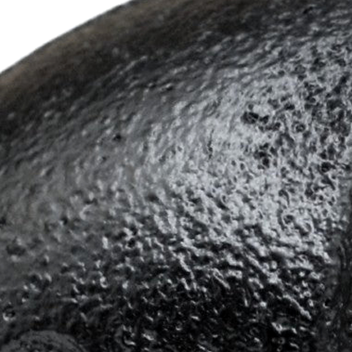 Grande plano da tinta preta mate e granulada de um acessório em ferro fundido